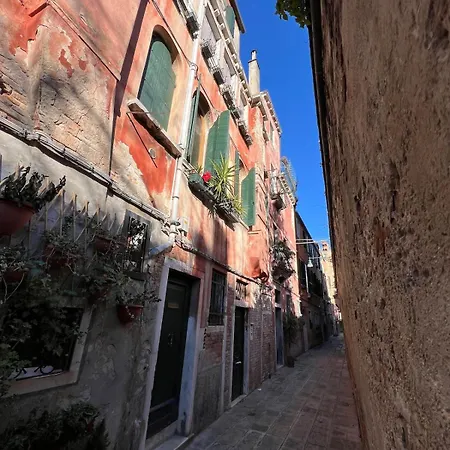 Palazzino Veneziano - Charme In The Serenissima Apartment