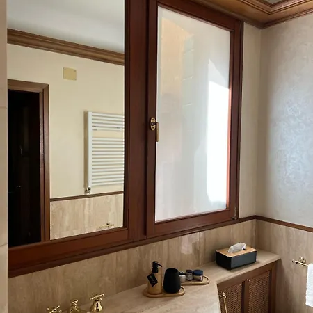 Palazzino Veneziano - Charme In The Serenissima Apartment